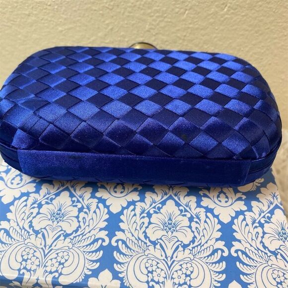 Urban Expressions Blue Woven Clutch Handbag with Gold Chain Strap - Picture 6 of 14